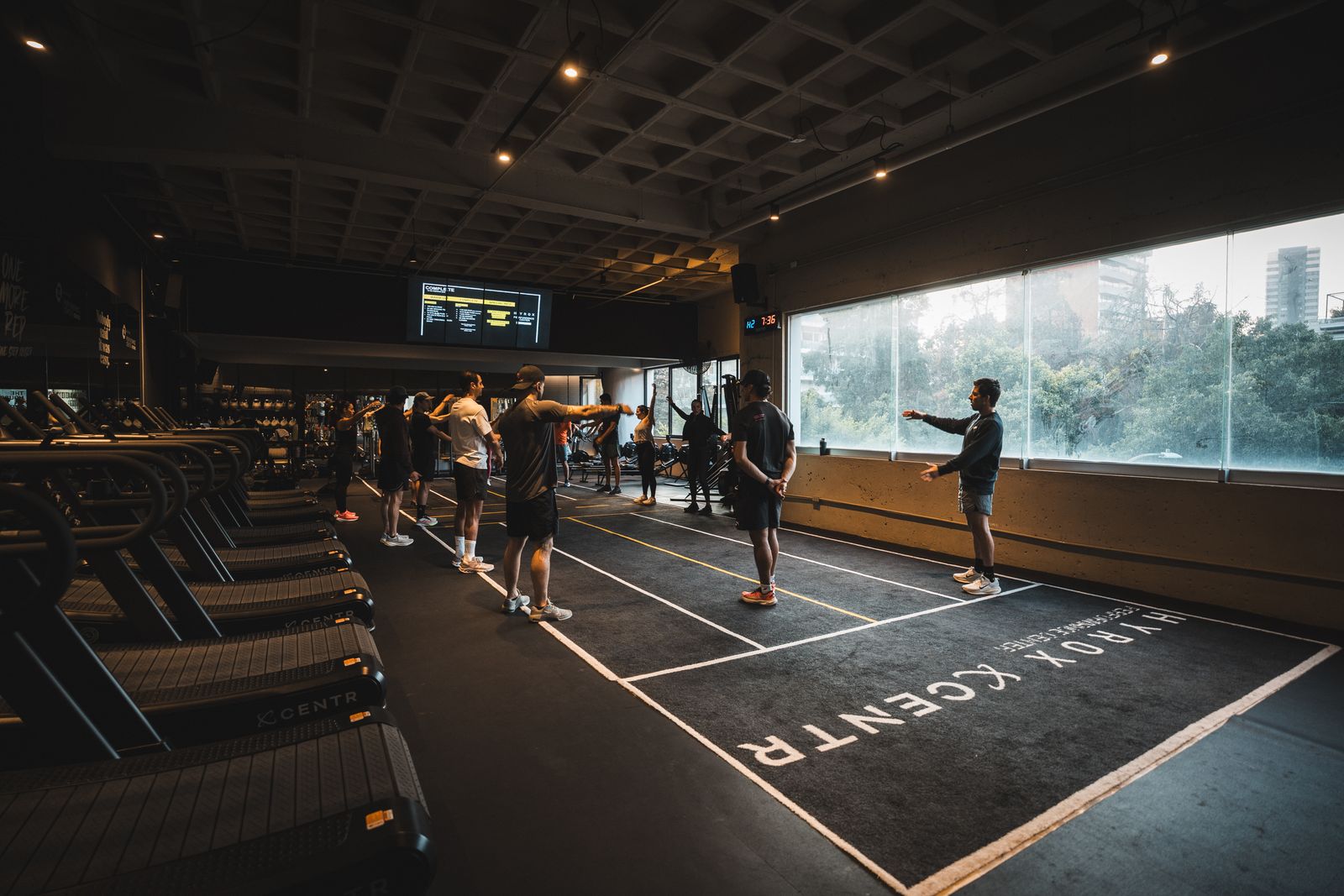 Clase grupal en las caminadoras del HYROX Performance Center