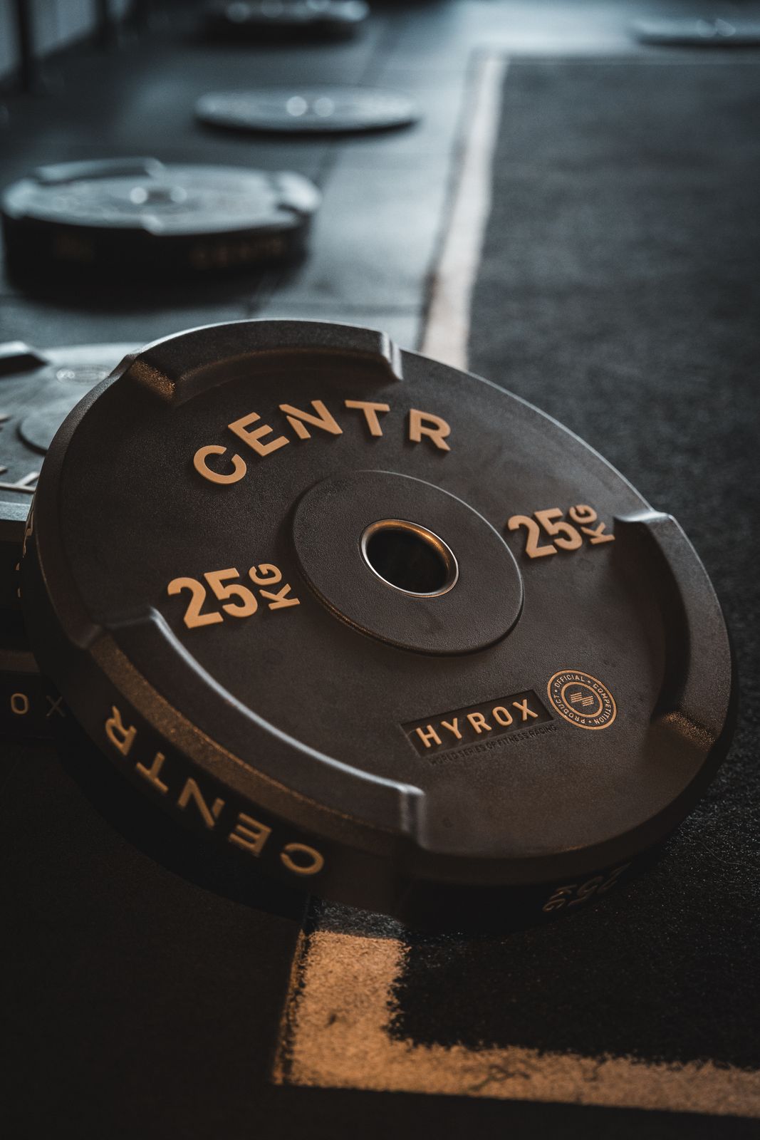 Disco CENTR x HYROX de 25 kg sobre el piso