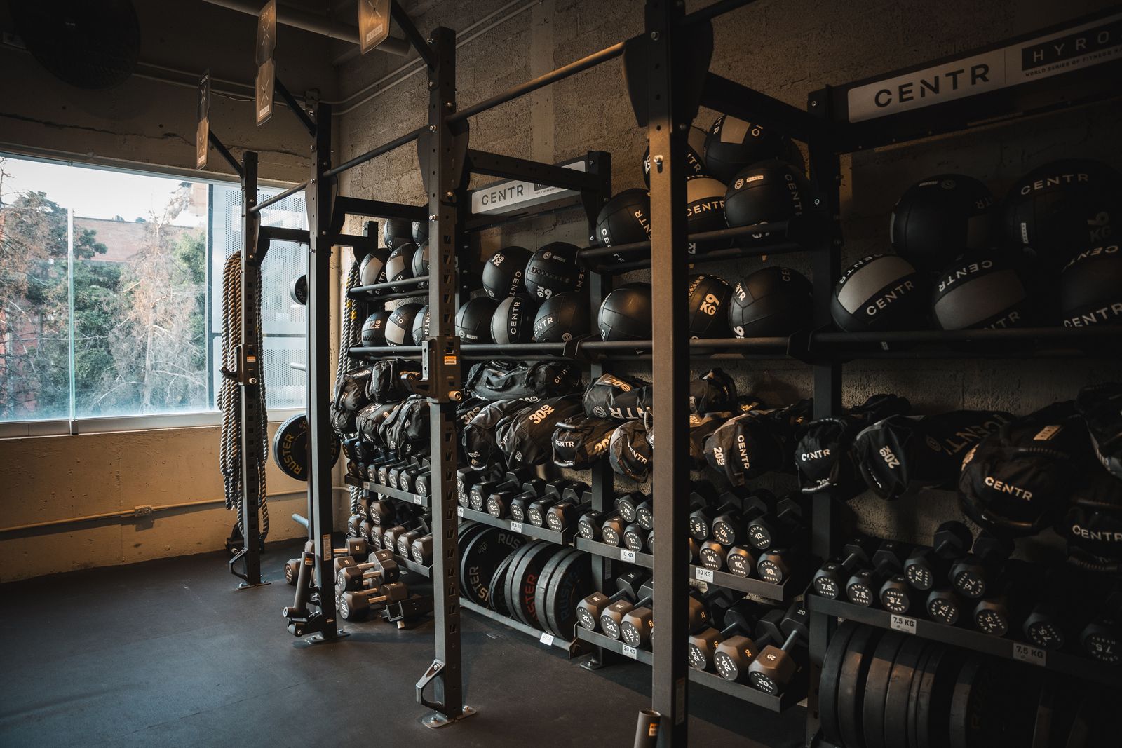 Power Sled y racks CENTR x HYROX en el piso del HYROX Performance Center